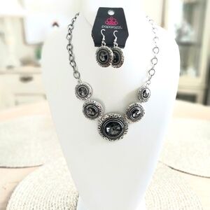 Paparazzi Silver and Black Necklace with Vintage-Inspired Design